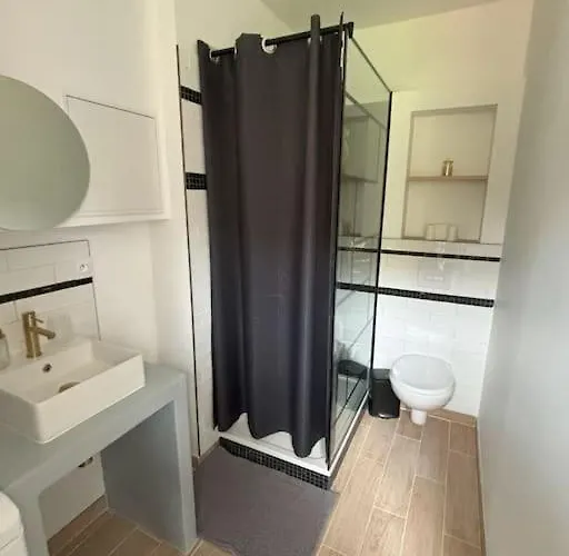 Titanic Netflix Parking * Шербур-ан-Котантен